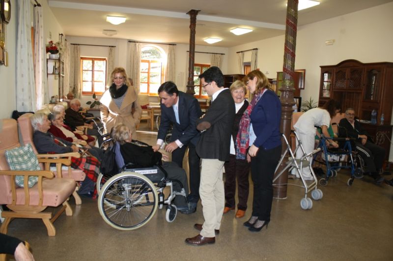 Visita a las Residencia de la Tercera Edad de la Diputación con motivo de las Fiestas de Navidad