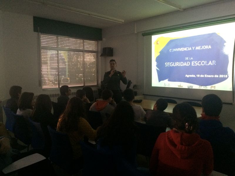 La Guardia Civil reinicia las actividades formativas en centros educativos.