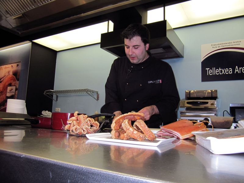 Los más selectos hosteleros de Vitoria-Gasteiz conocen los secretos del Torrezno de Soria gracias a un show cooking