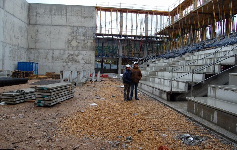 La obra de La Juventud completa la estructura exterior con un nuevo frontón  de 650 localidades que podría estrenarse con las veladas de San Saturio