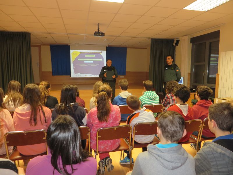 La Guardia Civil informa sobre actividades en centros educativos de la provincia de Soria.