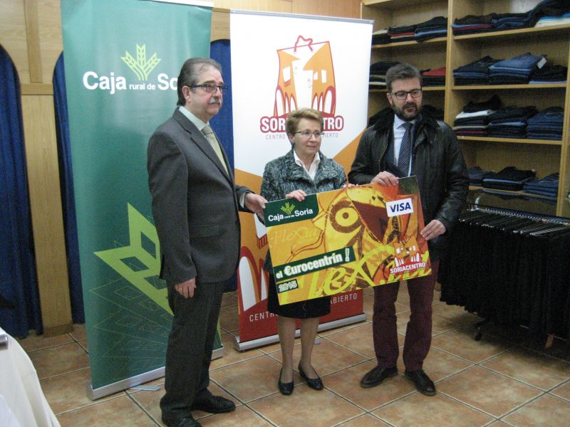La ganadora del Eurocentrín gasta los 6.000 euros en  16 establecimientos de Soriacentro 