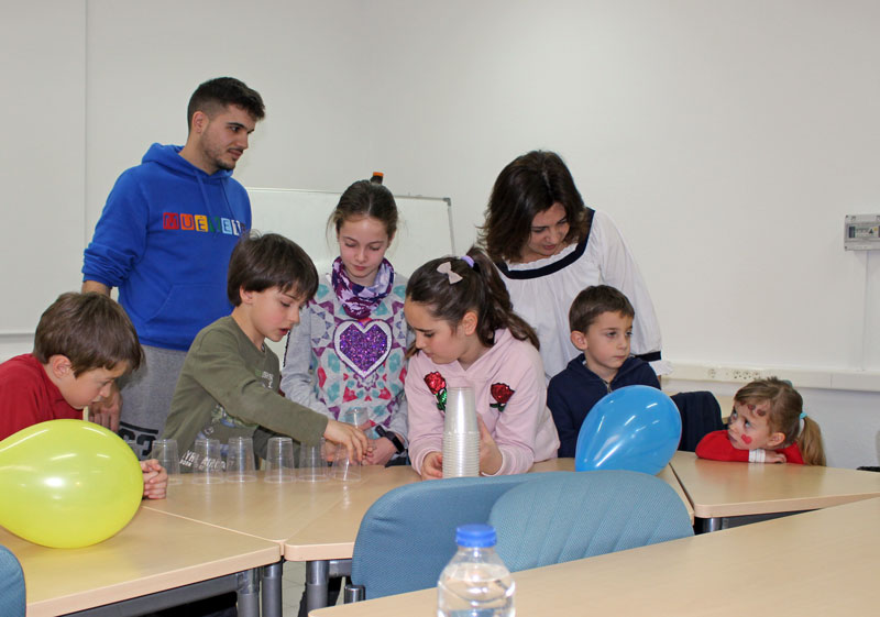 Los hijos de empleados públicos de la subdelegación del Gobierno disfrutan de un día de convivencia en el centro de trabajo de sus padres