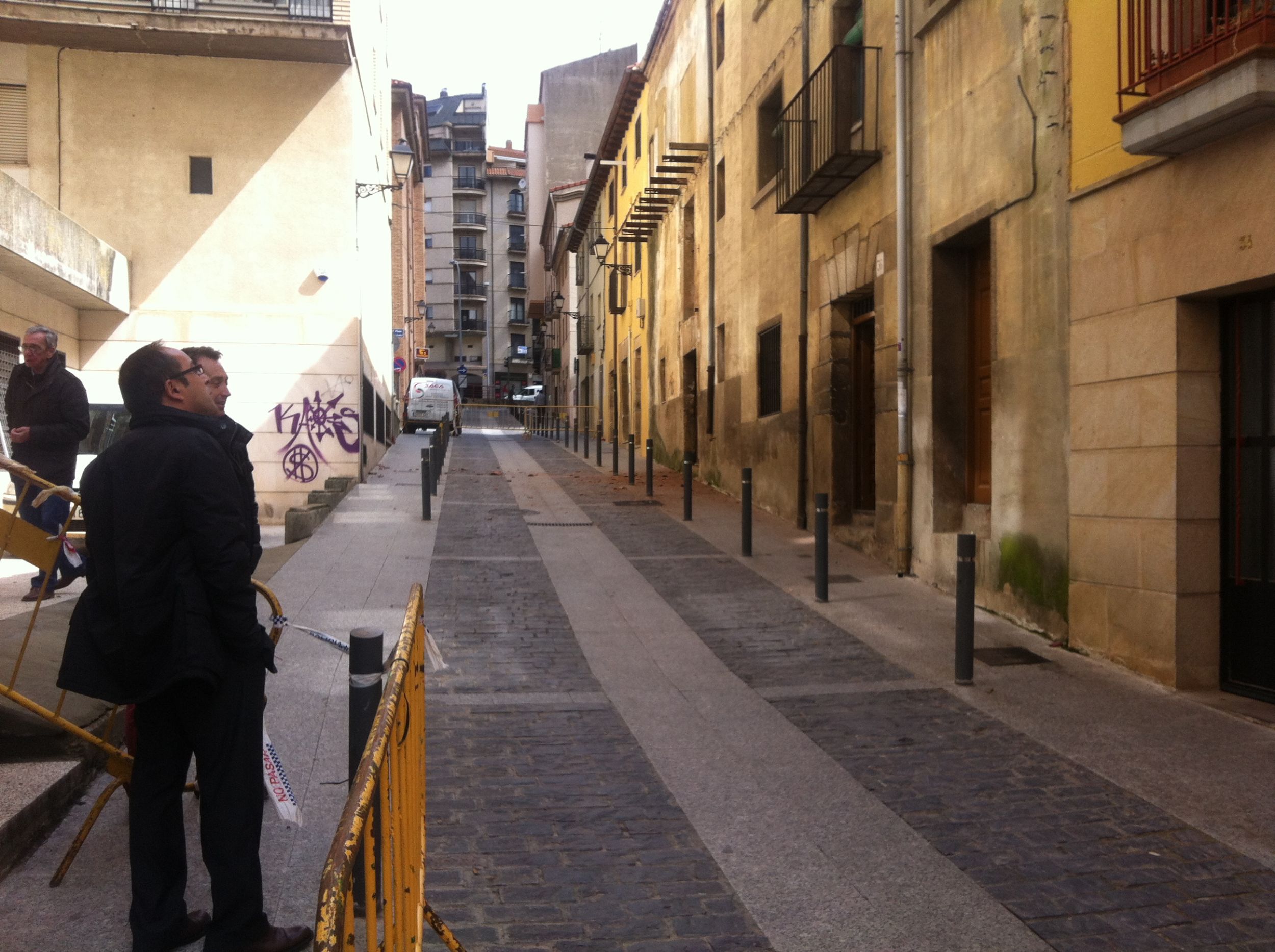 Las obras de demolición de los dos edificios de Puerta de Pro anexos a la muralla comienzan hoy por la primera planta