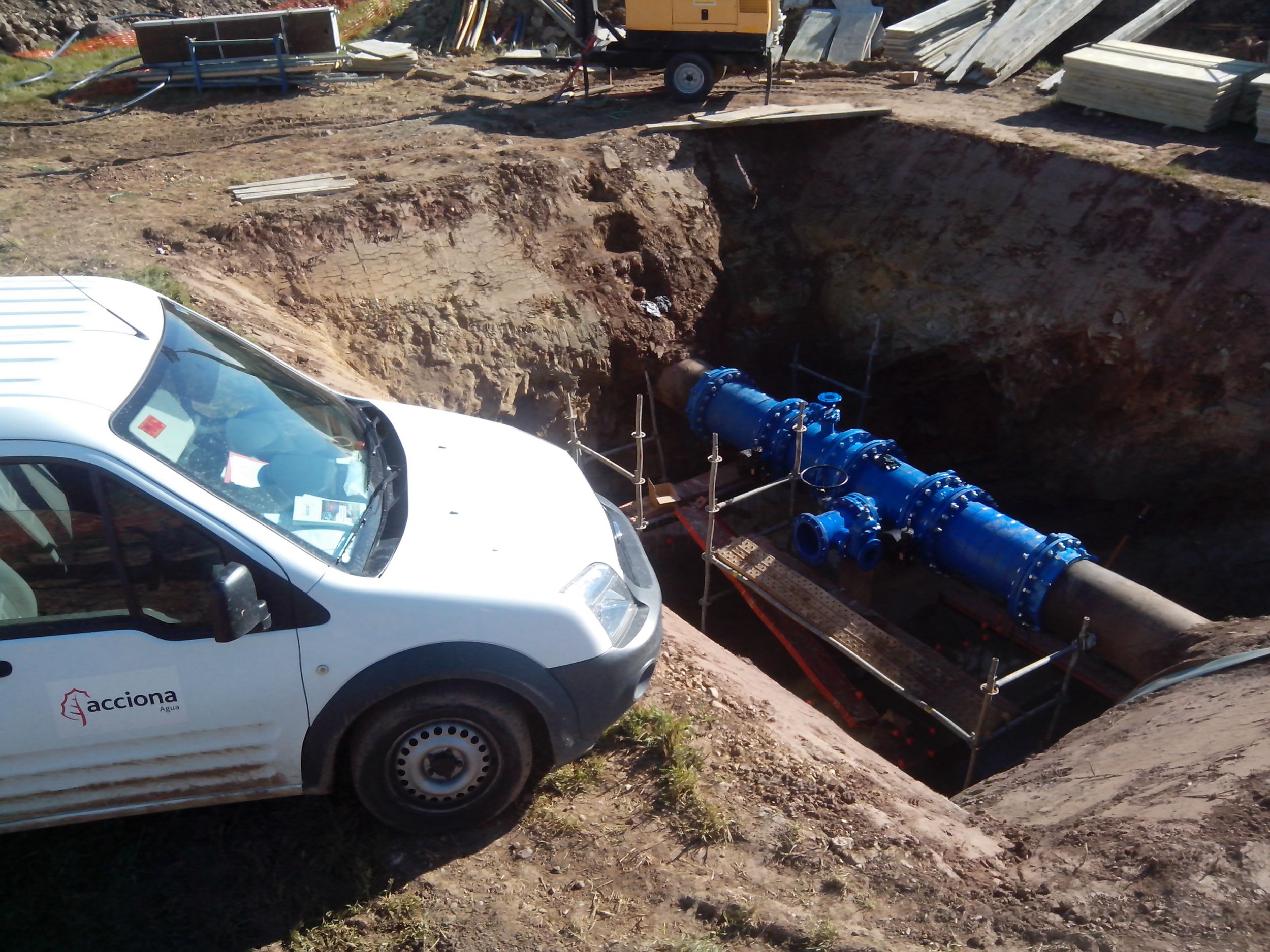 Los trabajos para sustituir la tubería de abastecimiento de agua a los barrios culminan con éxito sin afectar el suministro