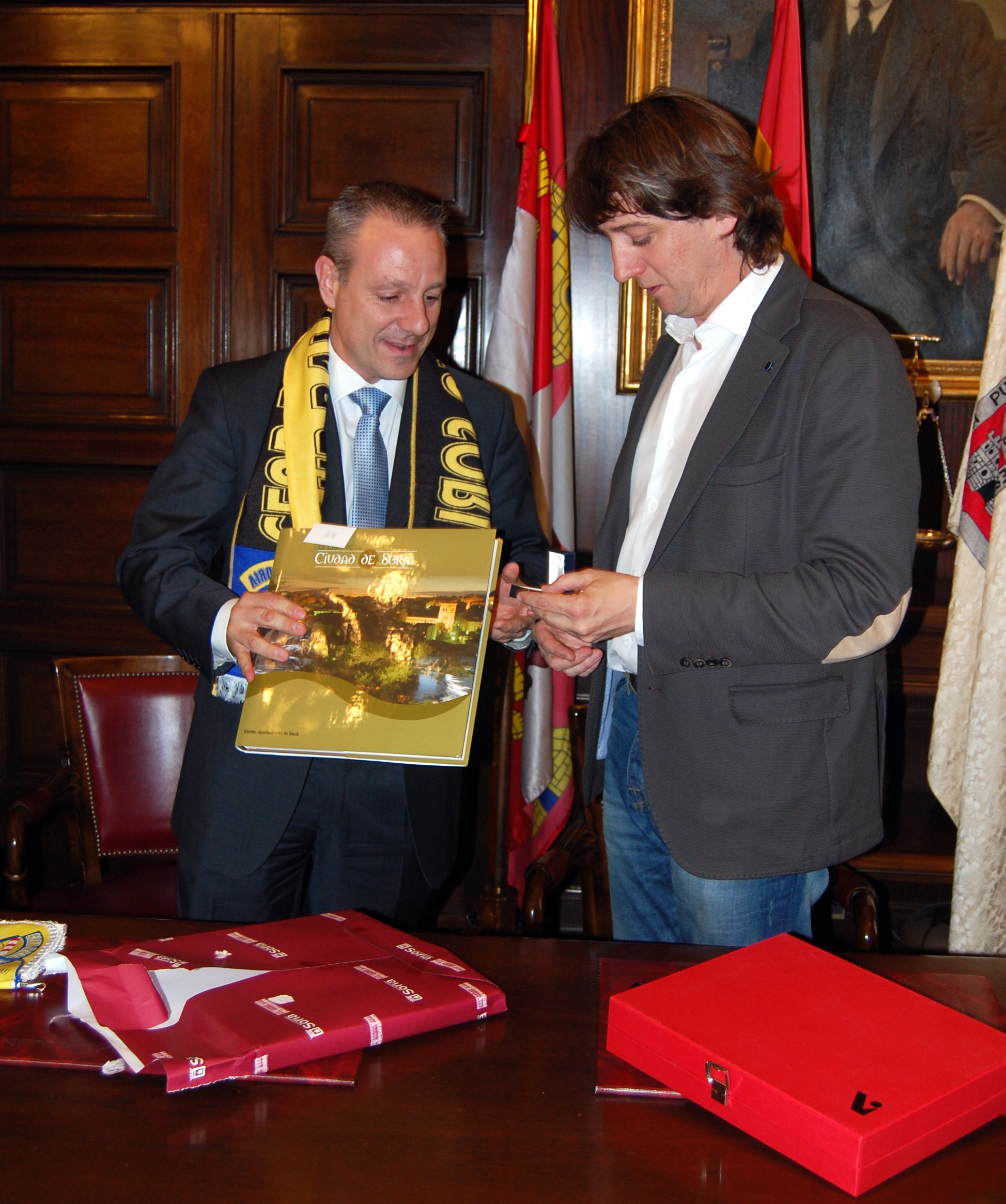 El alcalde ofrece a la Federación Española del Balonmano la ciudad de Soria como destino de sus selecciones
