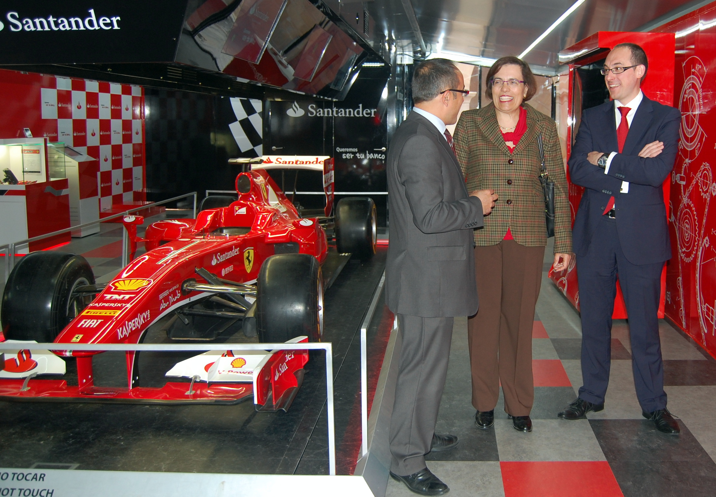 Los sorianos pueden visitar entre hoy y mañana una réplica del Ferrari de 2010 de Fernando Alonso