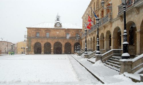 El Ayuntamiento mantiene el plan de nieve alerta y sólo sigue cortado el acceso norte al Castillo