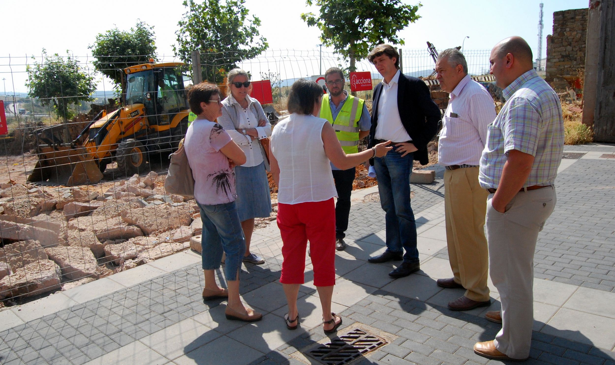 Carlos Martínez visita acompañado por la Asociación de Vecinos la segunda fase de las obras de pavimentación del barrio de Las Casas 