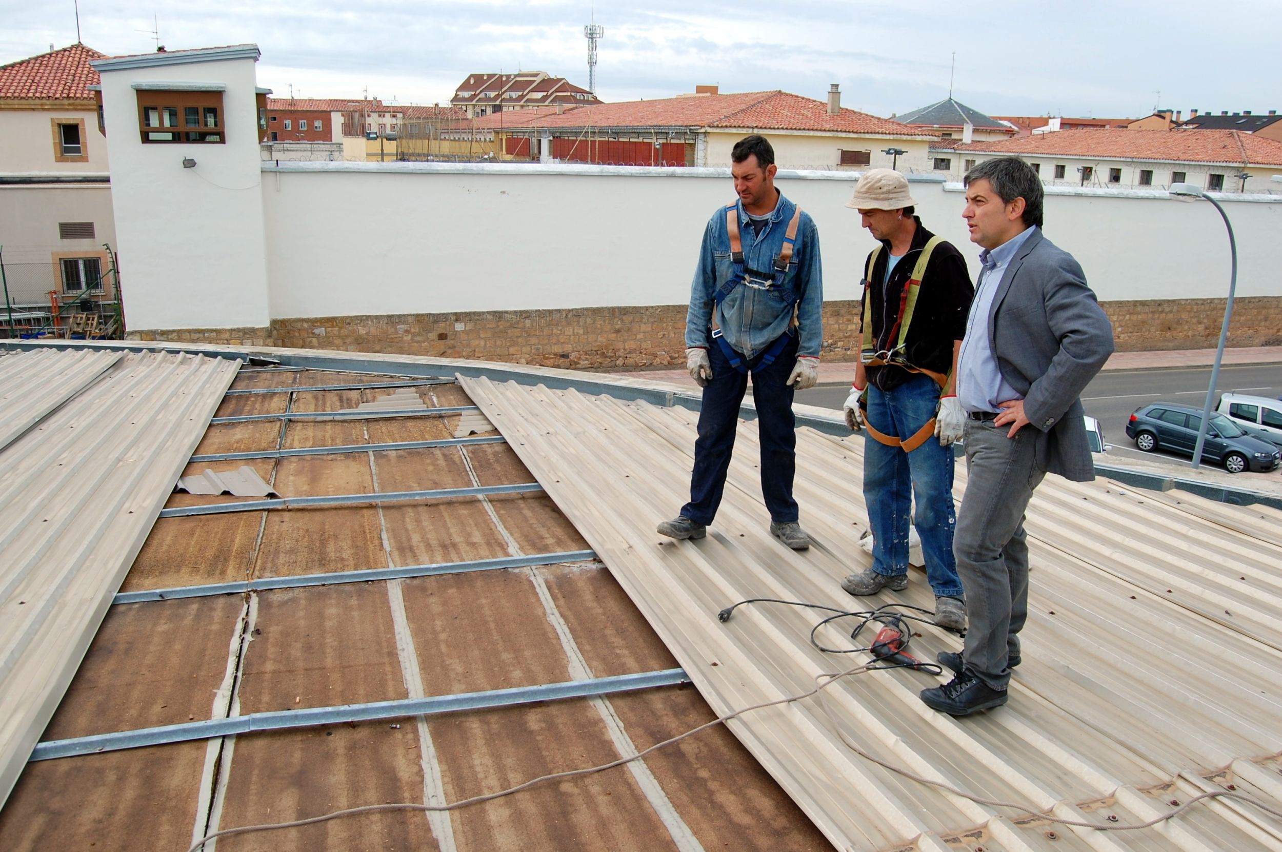 El Ayuntamiento sustituye la cubierta del pabellón de Fuente del Rey para atajar los problemas de condensación y seguir mejorando en eficiencia