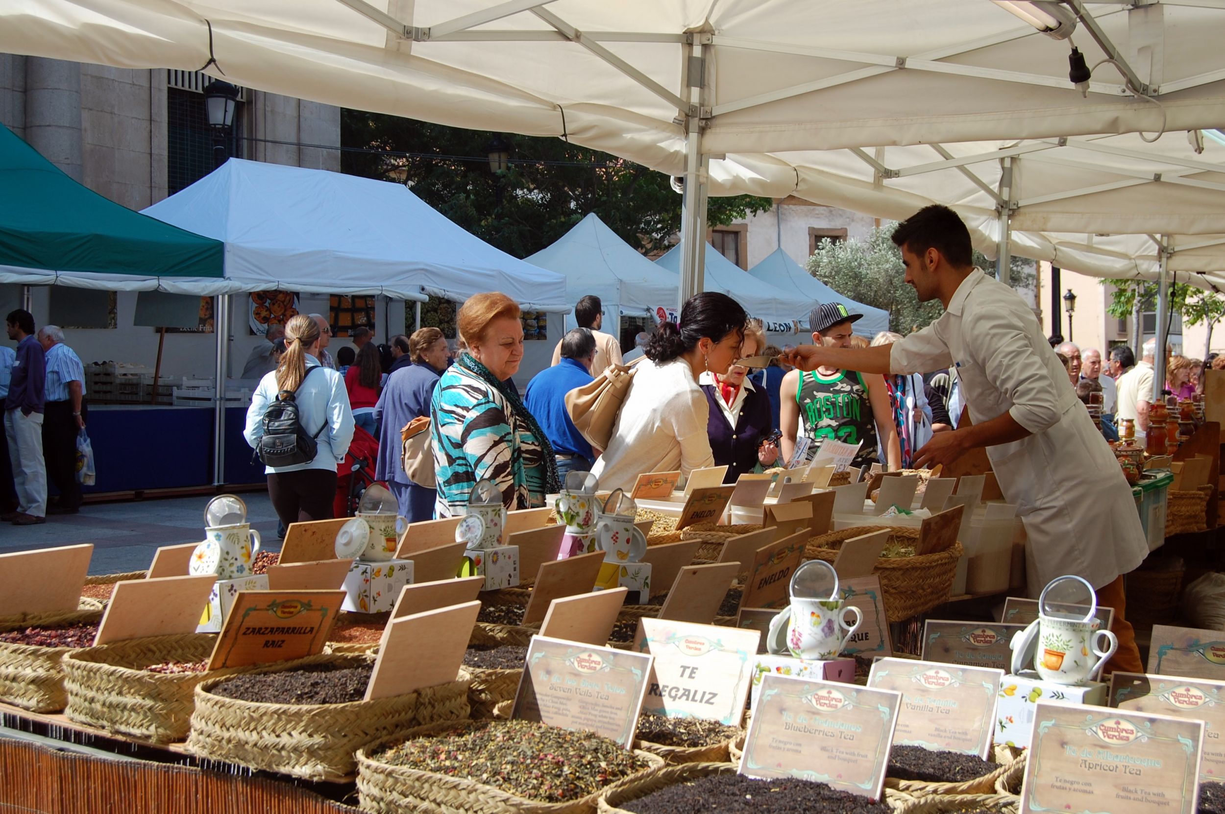 La VIII Feria de las Viandas arranca con 27 puestos en la plaza de San Esteban