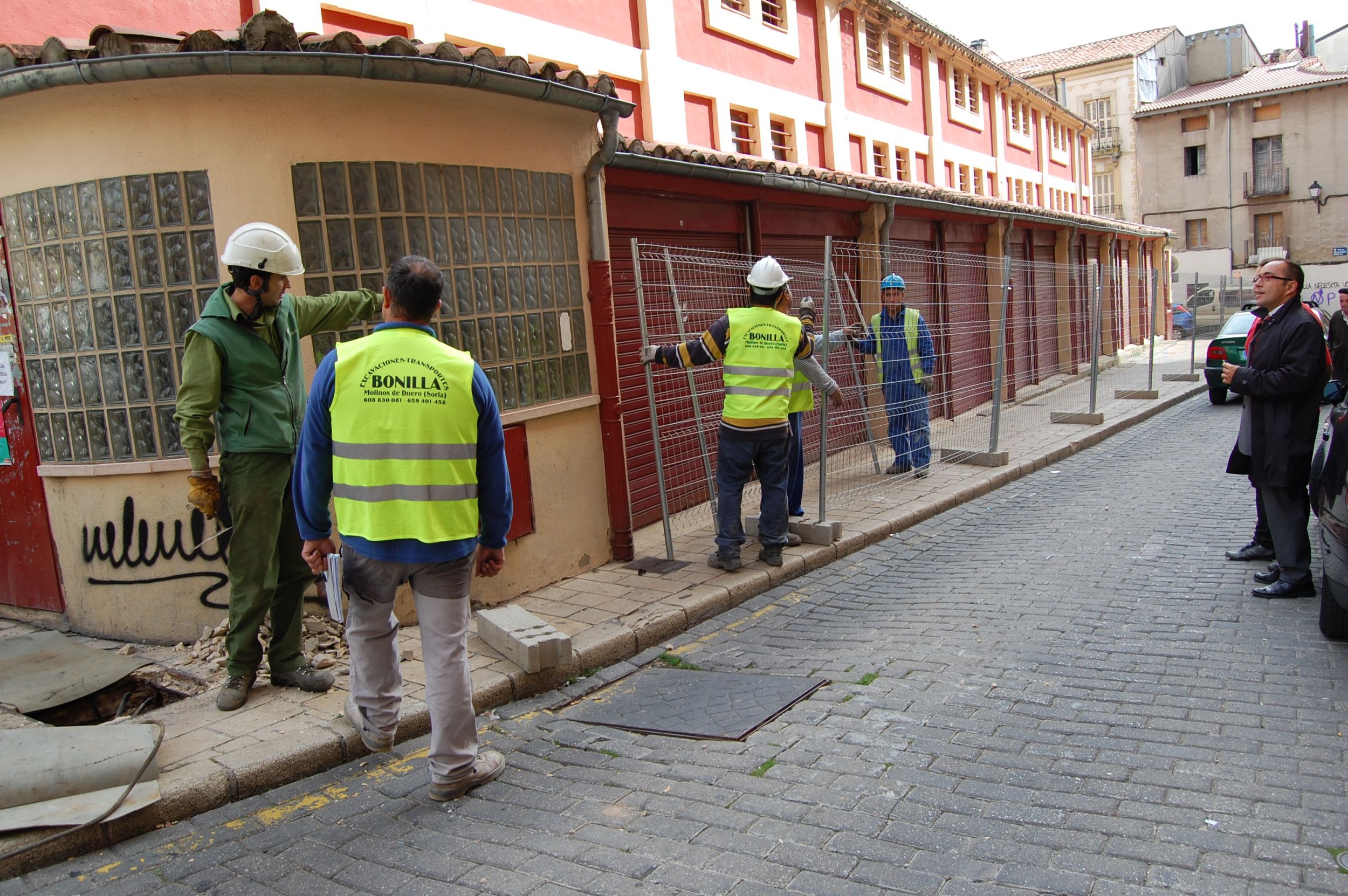 Los trabajos de demolición del mercado de Bernardo Robles comienzan con la actuación en el interior y el vallado exterior