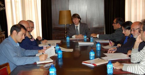 Carlos Martínez explica a la mesa de diálogo social las prioridades del Presupuesto municipal para 2013 y recoge sus inquietudes