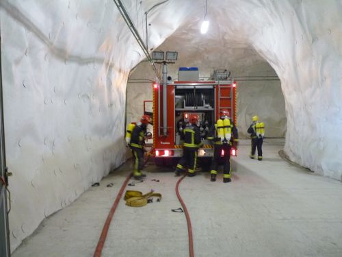 Los Bomberos de la capital participan en un simulacro en el túnel de Piqueras y supervisan su tiempo de respuesta con lluvia