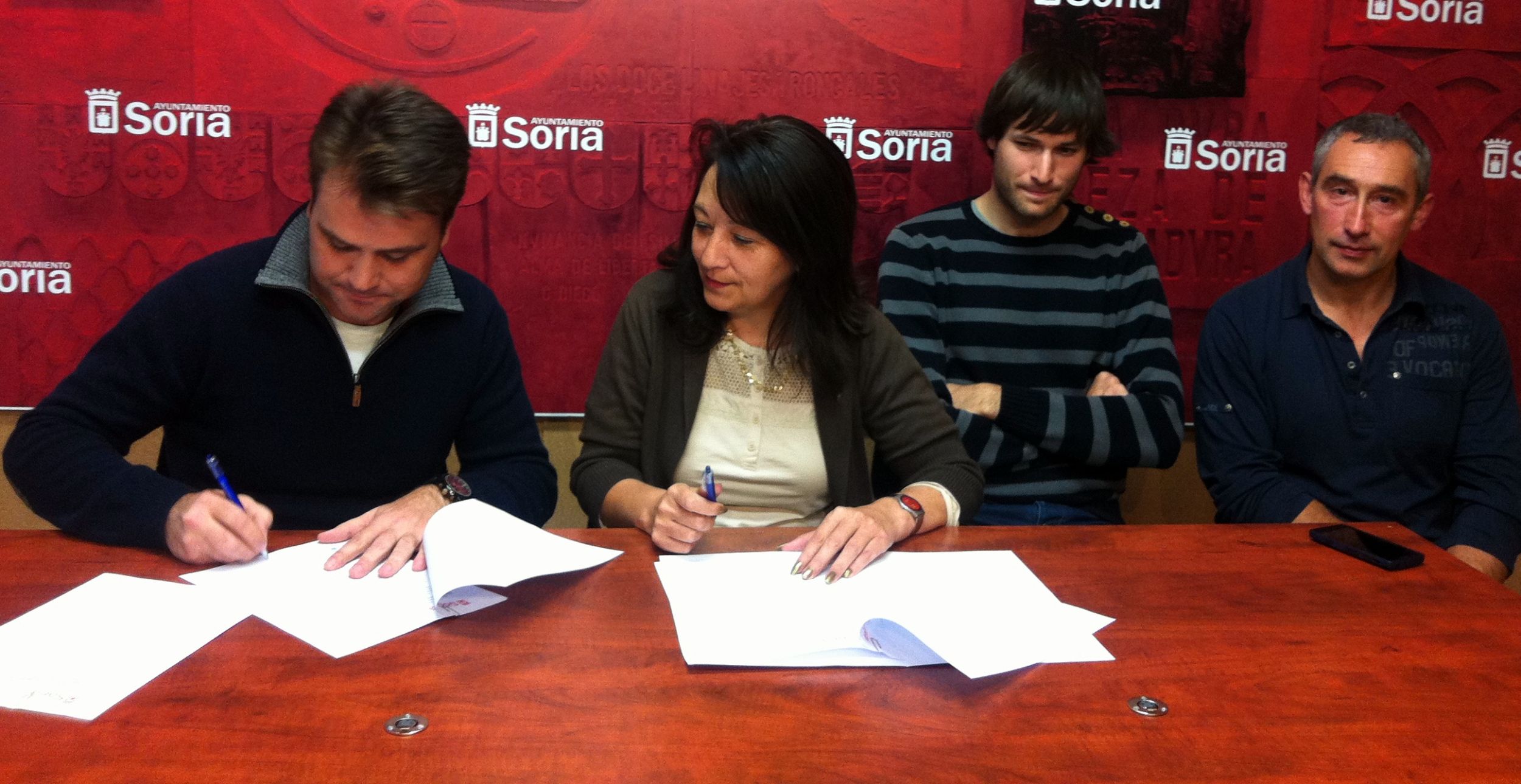 Ayuntamiento y Celtykayak firman un convenio de colaboración para la cesión de las instalaciones junto al embarcadero