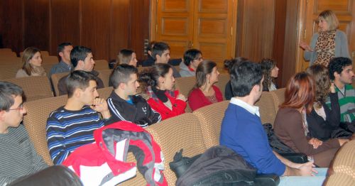 La cuarta promoción de Becas Leonardo ha participado hoy en una charla informativa con técnicos y ex alumnos