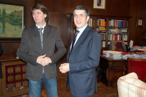 El alcalde recibe al ex lehendakari del País Vasco, Patxi López, en el Ayuntamiento