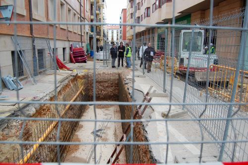 La obra de la calle Medinaceli concluirá en mayo y permite incluir contenedores soterrados con el traslado de los de la plaza San Clemente