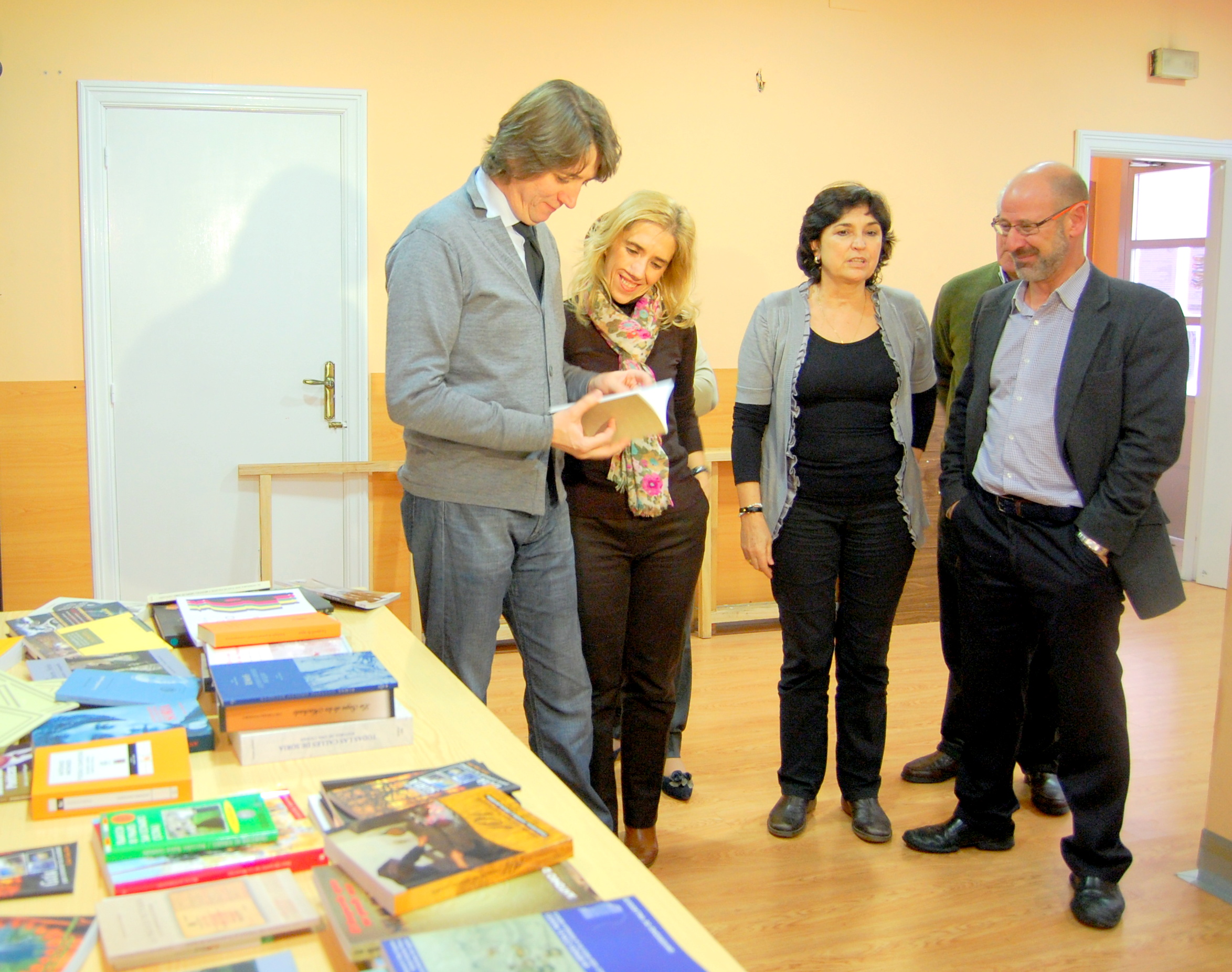 El Ayuntamiento colabora con los vecinos del Calaverón en su Banco de Libros y trabaja para buscar un local en la zona