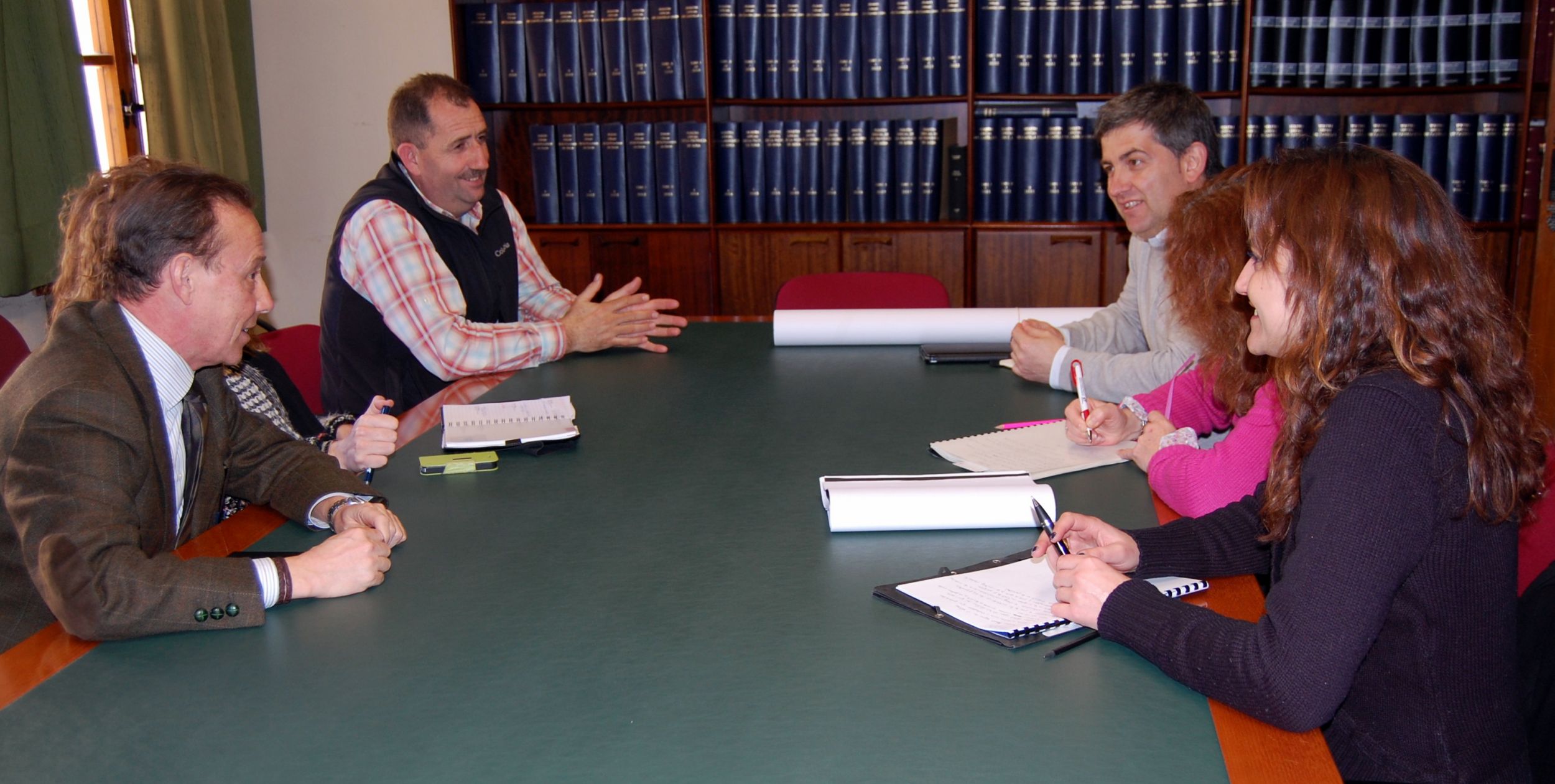 El grupo de trabajo de movilidad conoce los informes técnicos y de la Policía Local sobre las mejores alternativas al tráfico