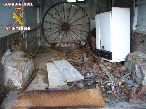 La Guardia Civil detiene a los dos presuntos autores de un hurto de piezas de herramientas agrícolas cometido en Coscurita