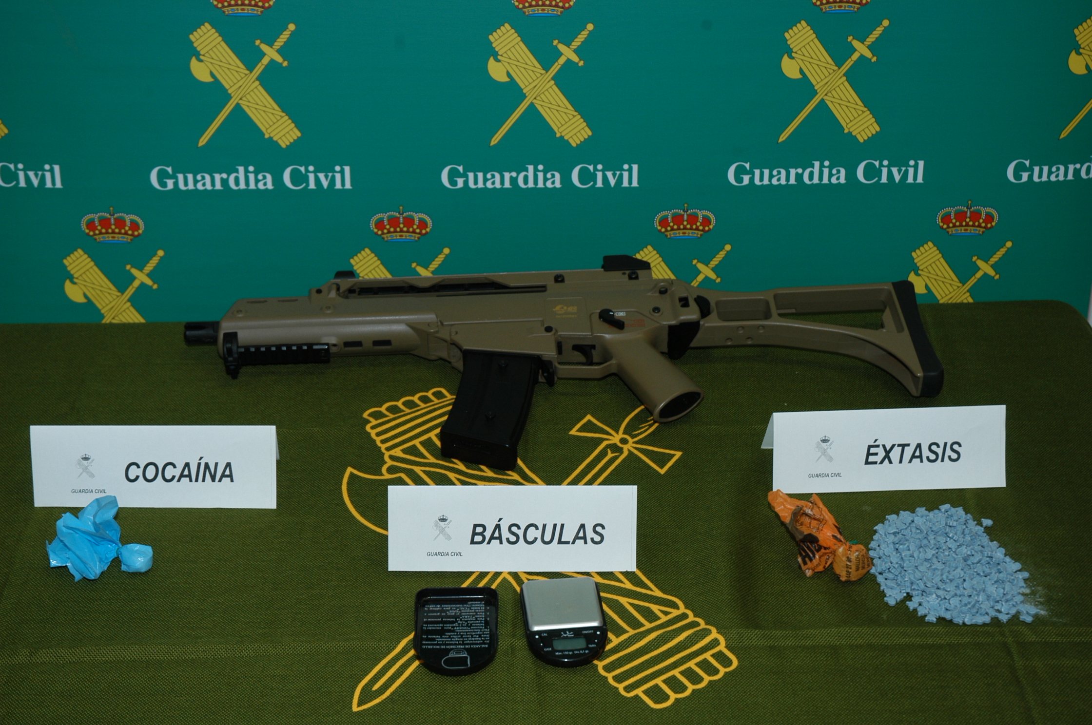 La Guardia Civil incauta 400 pastillas de éxtasis y detiene a tres personas.