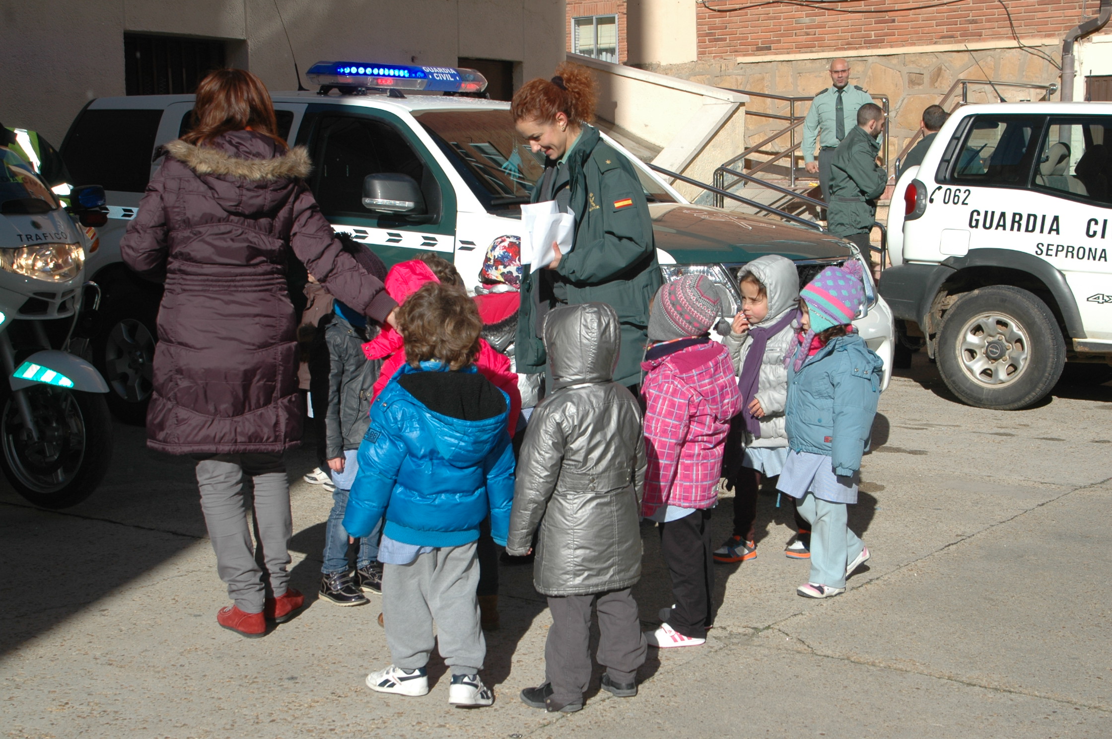 La Guardia Civil recibe la visita de medio centenar de niños de cuatro y cinco años del Doce Linajes