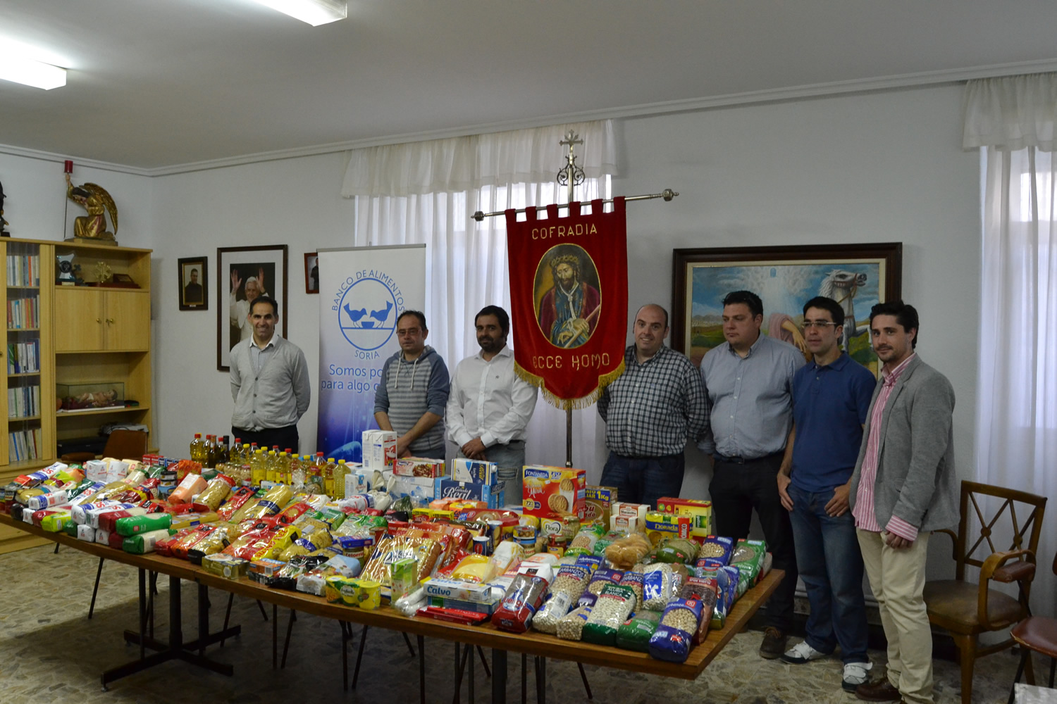 La Cofradía del Ecce Homo entrega más de 300kg de comida al Banco de Alimentos de Soria