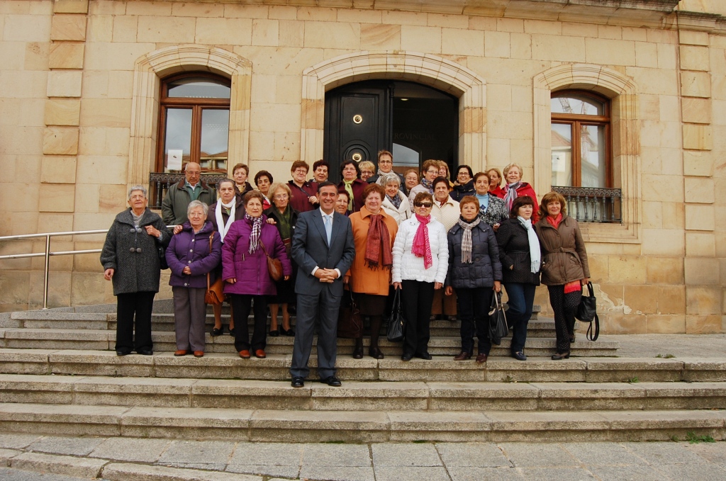 VISITA DE LA ASOCIACIÓN DE MUJERES VIRGEN DEL ESPINO DE EL BURGO DE OSMA A LA DIPUTACIÓN PROVINCIAL DE SORIA Y A LOS MUSEOS DE CUEVAS DE SORIA Y MORÓN DE ALMAZÁN