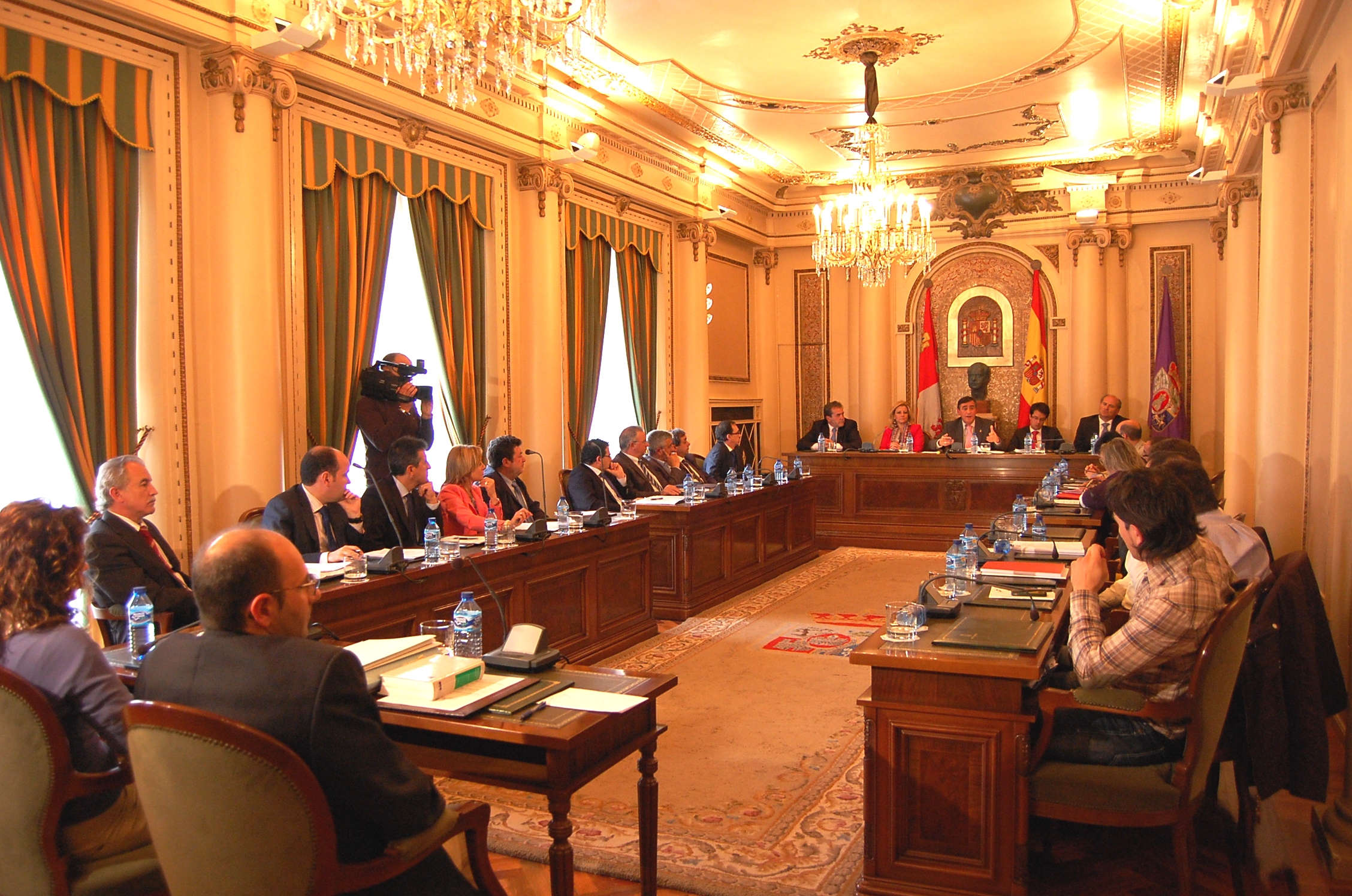  EL PLENO DE LA DIPUTACIÓN APRUEBA UNA DECLARACION DE APOYO INSTITUCIONALA LOS AFECTADOS POR LAS PREFERENTES EN LA COMUNIDAD DE CASTILLA Y LEÓN PRESENTADA POR EL GRUPO DE DIPUTADOS DEL PARTIDO POPULAR