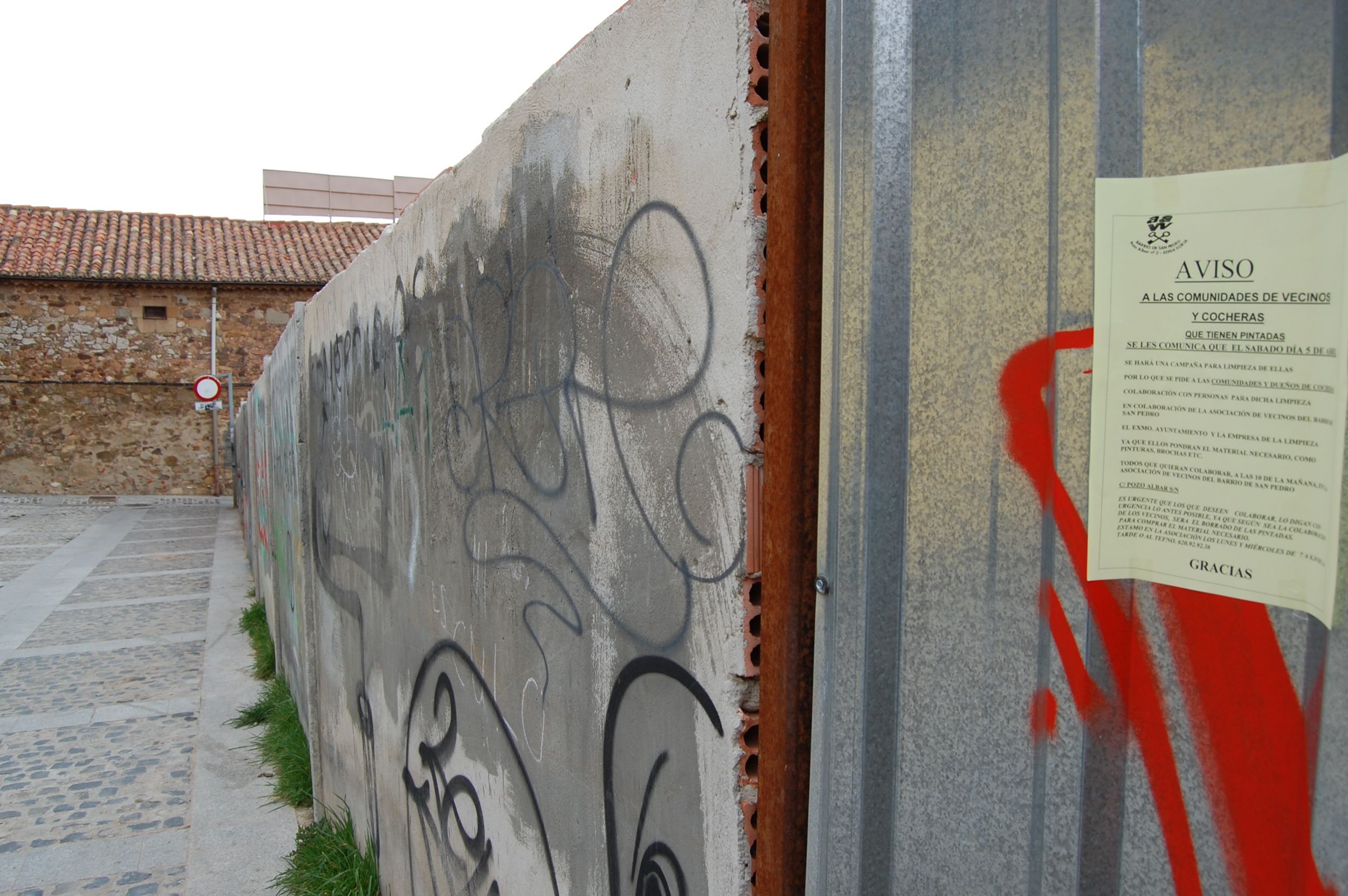 El Ayuntamiento y la AA VV de San Pedro avanzan en la jornada de convivencia y voluntariado para acometer pequeñas mejoras en la zona