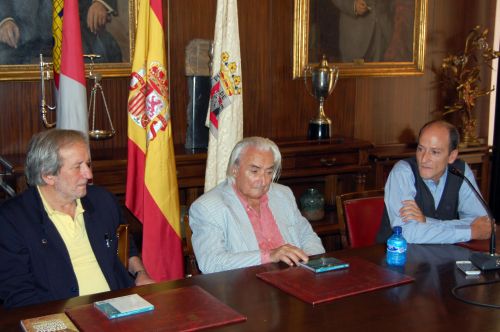 El pianista soriano Miguel Ángel Muñoz ha presentado en el Ayuntamiento su nuevo disco, un homenaje a Frederic Chopin