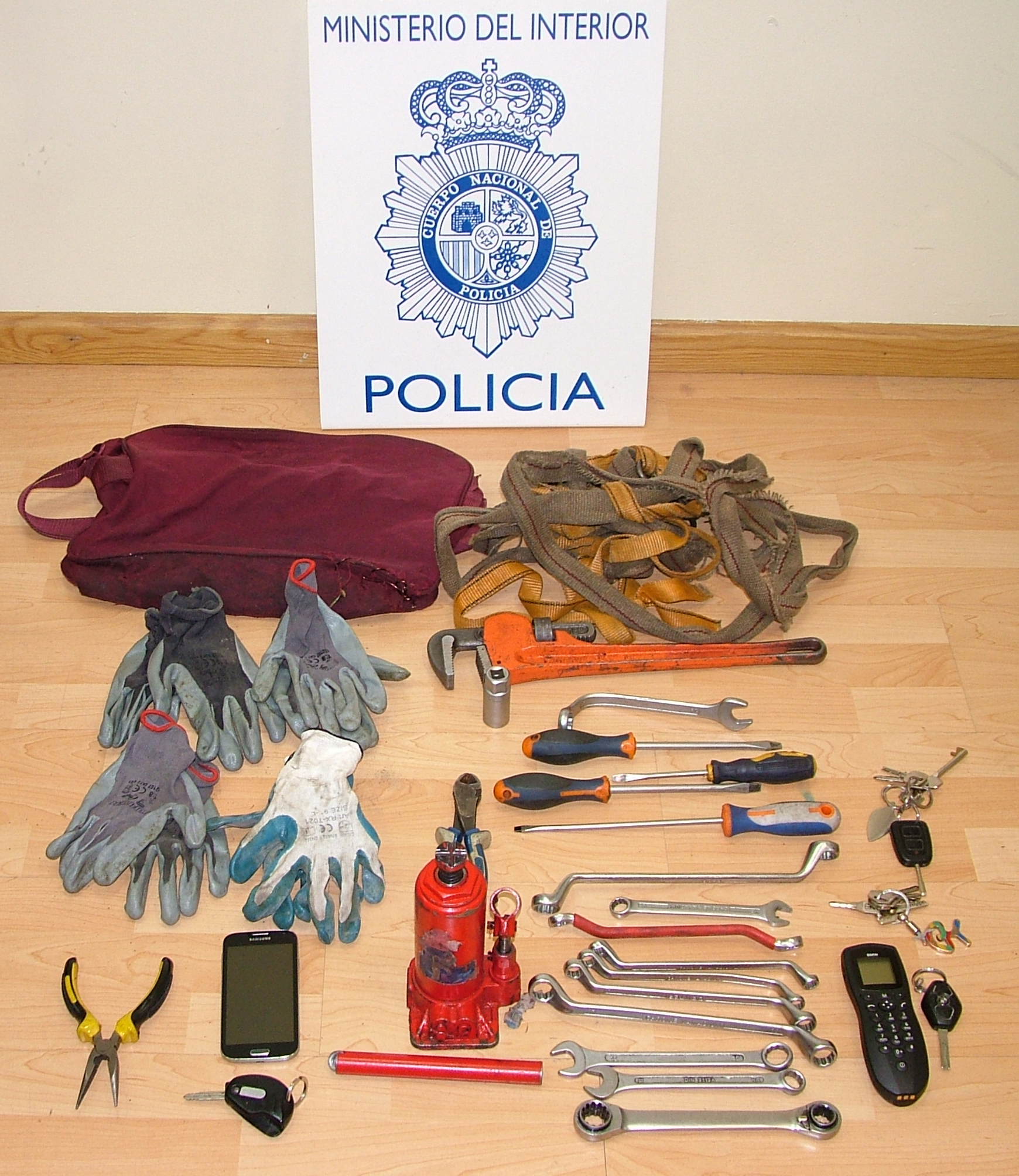 La Policía Nacional detiene a tres personas por intentar robar el generador de electricidad que alimentaba de energía a una residencia de ancianos  de la capital