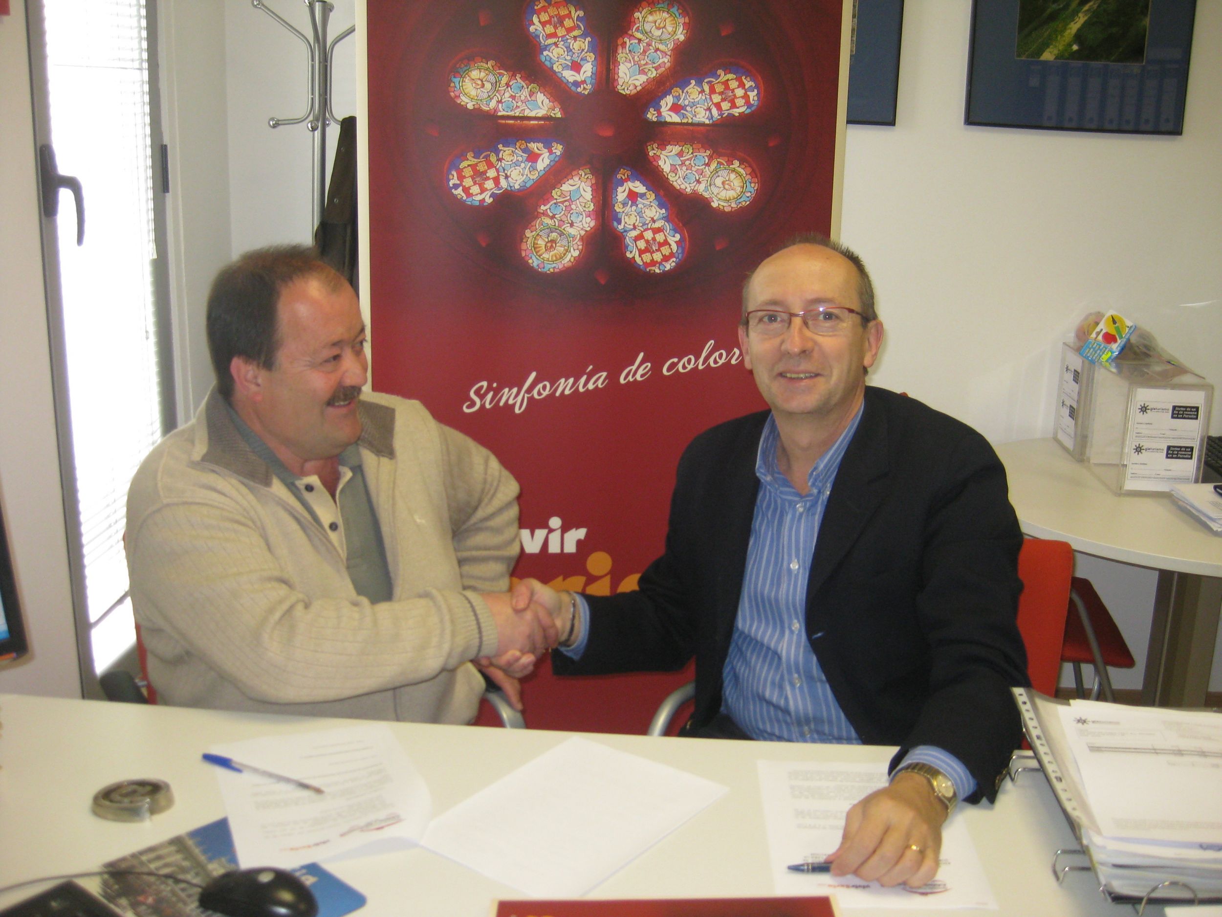 La Asociación provincial de autotaxis y autoturismos de Soria y la Comercializadora de Turismo de la provincia de Soria -  Vivirsoria.com - , han firmado hoy un convenio de colaboración para la puesta en marcha del servicio TAXI TURISTICO en la provincia de Soria.