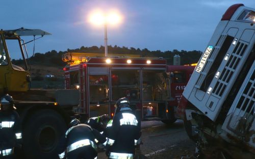 Los bomberos del parque de El Burgo de Osma intervienen en las labores de rescate en el accidente de tr&aacute;fico ocurrido esta madrugada en la N-122 en el puerto del Temeroso