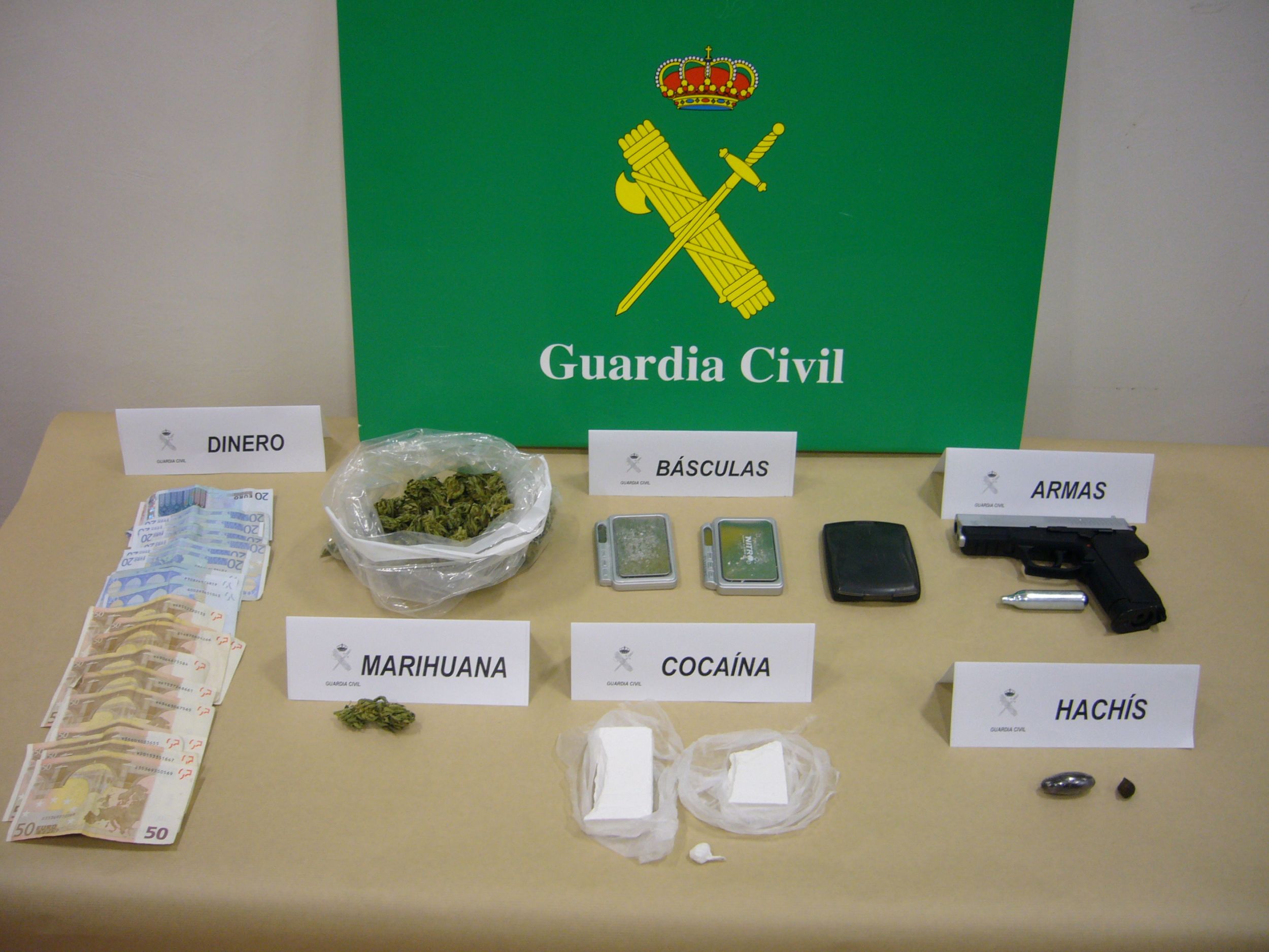 La Guardia Civil detiene a tres personas integrantes de un grupo que se dedicaba al tráfico de drogas